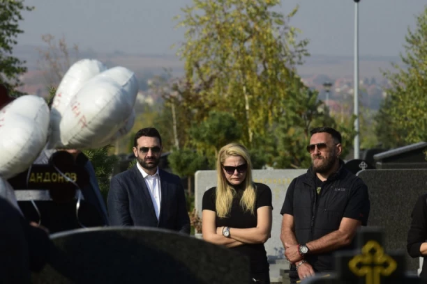 OTKRIVENA JEZIVA TAJNA O NAŠEM POKOJNOM PEVAČU: Kolega mu je u GROB stavio OVO "Nisam smeo to da uradim"