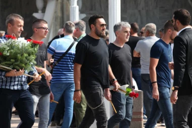 IGOR LAZIĆ NAŠAO 14 GODINA MLAĐU ŽENU! Pevač konačno pokazao SUPRUGU, a evo KAKO ona izgleda! (FOTO)