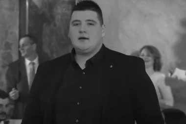 MLADI PEVAČ "ZVEZDE GRANDA"  ISPRAĆEN NA VEČNI POČINAK! Momirova majka kroz jecaje ponavljala: Sine izvini, nismo te razumeli!