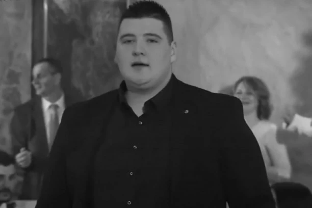 JOŠ NIJE POZNAT UZROK SMRTI MLADOG PEVAČA, KOLEGE OBJAVLJUJU POTRESNE PORUKE: Momire, zašto to uradi?