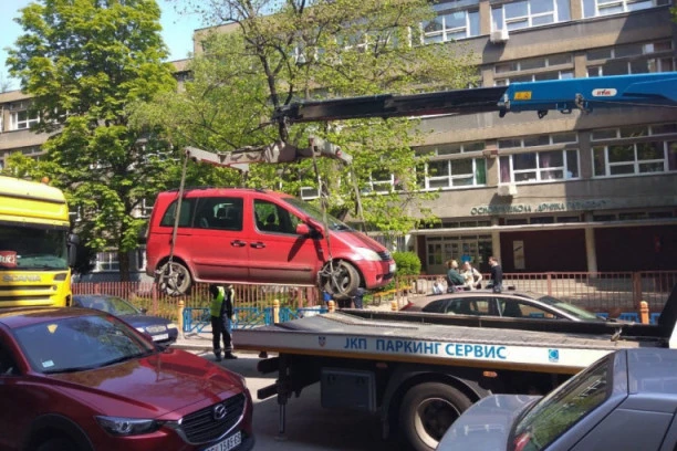 (FOTO) RADIO PAUK: Bahati vozač ostavio kola nasred Kosovske, KOLAPS U SAOBRAĆAJU U CENTRU BEOGRADA!