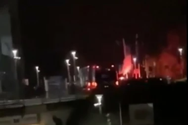 (VIDEO) PROPAST ŠALKEA I BES NAVIJAČA: Jajima i pirotehnikom dočekali fudbalere, HAOS u Gelzenkirhenu!