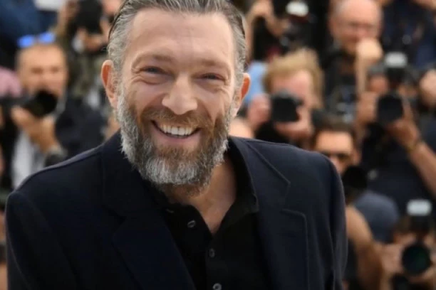 SUPRUGA SLAVNOG GLUMCA UHVAĆENA U NAJMANJEM BIKINIJU, PARADIRALA PRED MASOM!