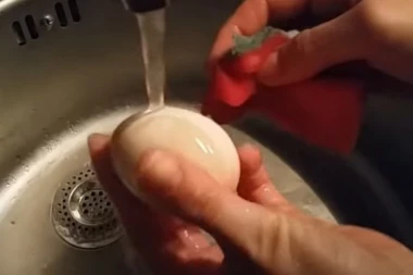 (VIDEO) Pre bojenja prvo izbelite jaja: OVO JE NAJBRŽI I NAJLAKŠI NAČIN NJIHOVE PRIPREME!