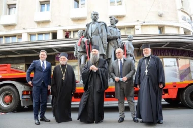 (VIDEO) VRAĆA SE SIMBOL TERAZIJA! Podizanje skulpture Sime Igumanova u toku: Prisutan i patrijarh Porfirije