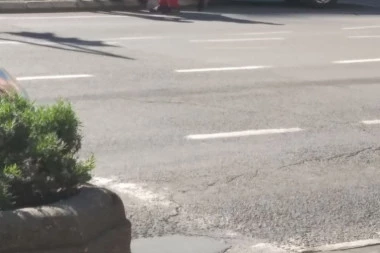 (FOTO) NESVAKIDAŠNJA SCENA U CENTRU BEOGRADA: Muškarac udario u ivičnjak pa ispao iz auta!