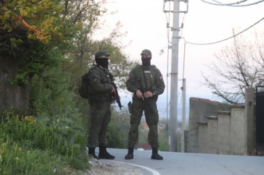 (FOTO, VIDEO) REPUBLIKA NA LICU MESTA! RITOPEK POD OPSADOM: Policija pretražuje Belivukovu kuću uzduž i popreko