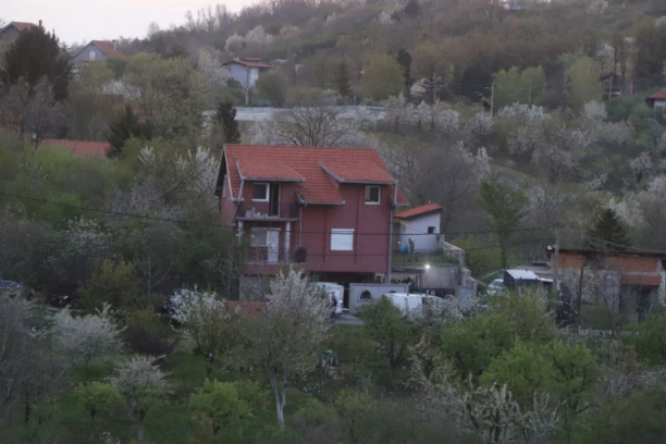 BELIVUKOVA "KUĆA SMRTI" U RITOPEKU VIŠE NIJE ISTA:  Opasana bedemima sa kamerama na svakom ćošku, a policija je promenila izgled objekta (FOTO/VIDEO)