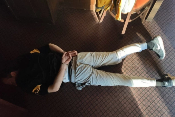 (FOTO) PLJAČKAO UZ PRETNJU NOŽEM! U Novom Sadu dolijao OPASAN RAZBOJNIK!