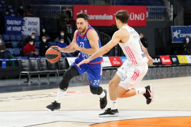 KRALJ NA KOLENIMA: Fenomenalni Micić i Efes jednom nogom na fajnal-foru!
