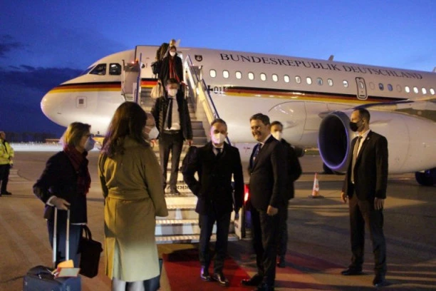 (FOTO) HAJKO MAS SLETEO U BEOGRAD: Selaković dočekao ministra spoljnih poslova Nemačke