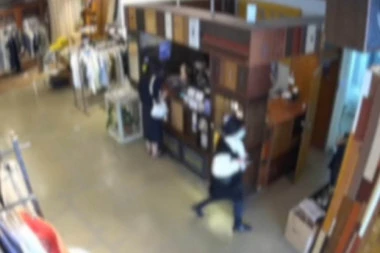 (VIDEO) AMBASADOR CRVENI OD SRAMOTE ZBOG ŽENE: Optužili je za krađu odeće, ona se vratila pa išamarala osoblje!