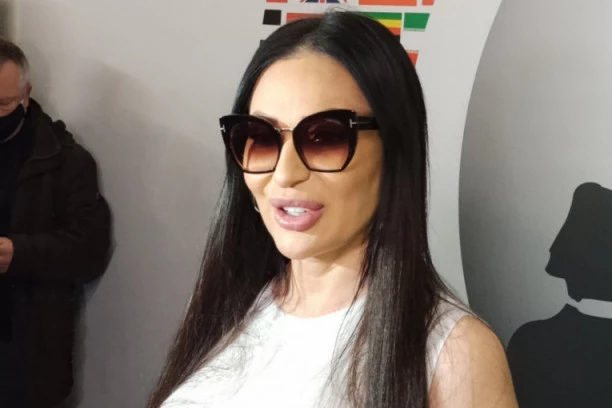 BAJKOVIT PRIZOR NA DEDINJU: Ceca pokazala kako UŽIVA U ZIMSKOJ IDILI I SNEGU! (FOTO)