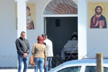 (FOTO) SAHRANJEN DEČAK KOJI SE UDAVIO U JEZERU: Grobljem se prolamali jauci majke, smogla je snage da izgovori samo jednu REČENICU