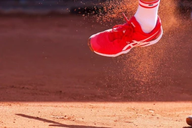 (VIDEO) IZBEGNUTA TRAGEDIJA: Teniser UMALO osakato sudiju posle poraza!