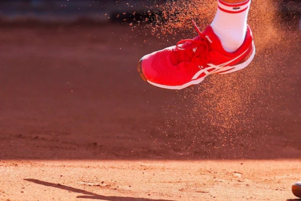 (VIDEO) IZBEGNUTA TRAGEDIJA: Teniser UMALO osakato sudiju posle poraza!