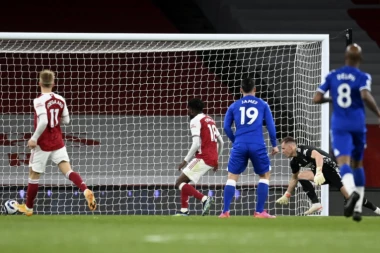 ARSENALOVO SAMOUBISTVO: Autogol Lena i pobeda Evertona!