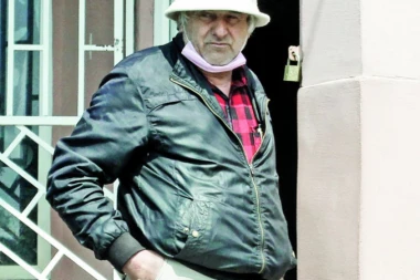 NADRILEKAR SA ZVEZDARE RADI PUNOM PAROM: Moma "leči" i posle zatvora