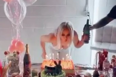 (VIDEO) KAKAV PEH NA PROSLAVI ROĐENDANA: U dubokom dekolteu sagla se da ugasi svećice, kad ono međutim...