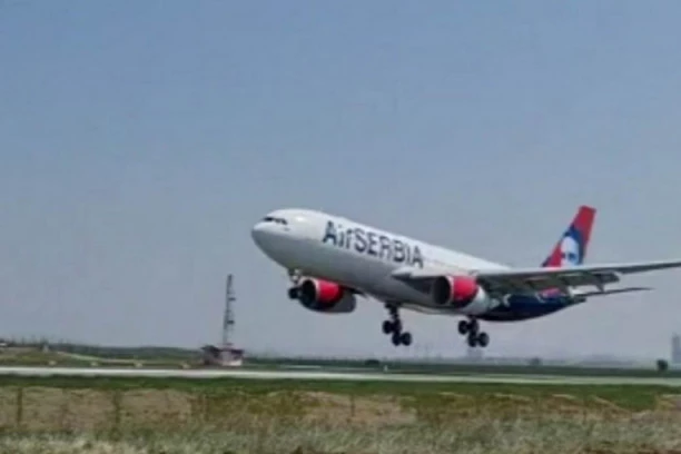 (FOTO) TESLA SLETEO U BEOGRAD: Avion Er Srbije sa likom našeg velikog naučnika na beogradskom aerodromu