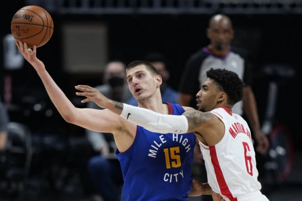 (VIDEO) MAGIJA: Jokiću je 0,9 sekundi dovoljno da asistira PREKO CELOG terena