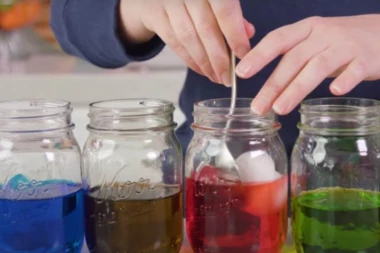 OFARBAJTE JAJA BEZ NEREDA I FLEKA: Najjeftiniji način da se spremite za USKRS, glavni sastojak je SVUDA dostupan!