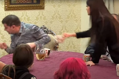 GREBALA GA I TUKLA: Ivan Marinković dobio batine od DEVOJKE!
