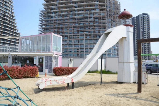 (FOTO) TOBOGAN STRAVE I UŽASA: Detalji nesreće na igralištu, OVDE JE DEČAK IZGUBIO PRST!