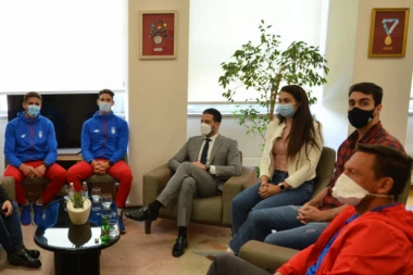 (FOTO) UGOSTIO VESLAČE I TEKVONDISTE: Šampioni kod ministra Udovičića