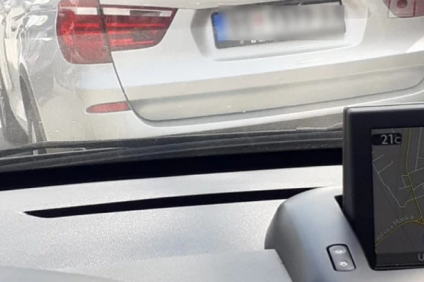VAŽNO! U petak ističe rok za preuzimanje stikera za prelepljivanje srpskih simbola na automobilima!