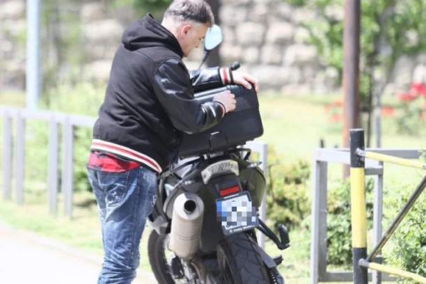 LEČIĆ PONOVO U JAVNOSTI: Glumcu bilo neprijatno što su ga ljudi GLEDALI!