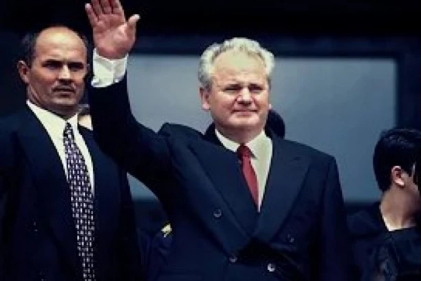 SLOBIN TELOHRANITELJ DIVLJAO: Senta lupio šakom od sto, a onda je usledilo OVO!