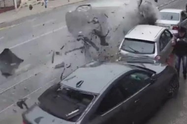 (VIDEO) KOLIKO JE SREĆE IMAO OVAJ PEŠAK: "Audi" u punoj brzini pokosio SVE PRED SOBOM, a onda je krenuo pravo na čoveka...