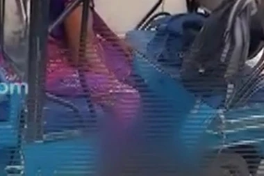 (FOTO) MAJKA TELO MRTVOG SINA VOZILA U KOLICIMA JER HITNE POMOĆI NEMA: Ova fotografija pokazuje svu strahotu korone u Indiji