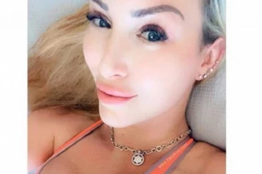 VRHUNAC OSAM PUTA DNEVNO: Trejsi je NAVUČENA na orgazme, ŠLOGIRAĆETE SE kad vidite koliko često spava s muškarcima! (FOTO)