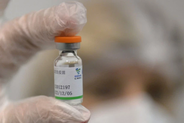 PRVE SUPSTANCE ZA PROIZVODNJU "SINOFARMA" STIGLE U SRBIJU: Na aerodromu ih dočekali Lončar i Čen Bo