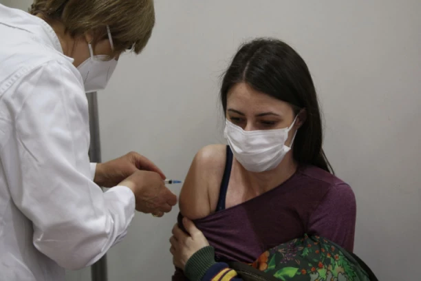 OVO JE JEDINI GRAD U SRBIJI U KOJEM SE U REDOVIMA ČEKA NA VAKCINU! Evo u čemu je caka!