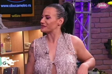 (FOTO) DOŠLA BEZ BRUSA U EMISIJU: KRISTIJAN nije mogao da se ISKONTROLIŠE!