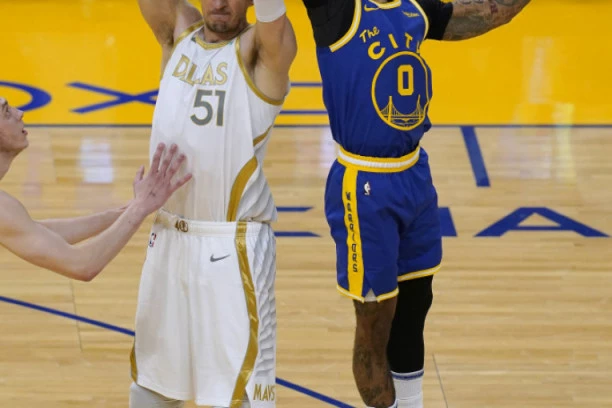 (VIDEO) SRAVNIO GA SA ZEMLJOM: Bobi NOKAUTIRAO protivnika, pa je momentalno ISKLJUČEN