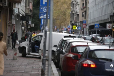 UPALI SVA ČETIRI I SAMO DA NEŠTO ZAVRŠI: Zbog nepropisnog parkiranja u prestonici kažnjeno 160.138 vozača