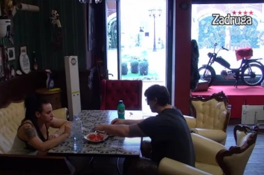 (VIDEO) OKRENULI LEĐA KRISTIJANU: Nakon POLJUPCA ostali POTPUNO sami!