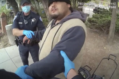 (VIDEO) NOVO MONSTRUOZNO IŽIVLJAVANJE AMERIČKE POLICIJE! Pogledajte kako je ovaj mladić za samo nekoliko trenutaka OSTAO MRTAV