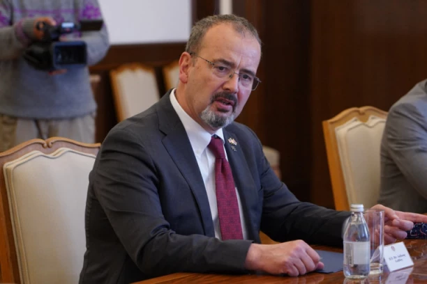 VAŽNA PORUKA ODLAZEĆEG AMBASADORA SAD! GODFRI: Jadarit je šansa za Srbiju!