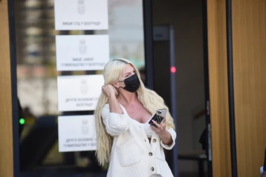 (VIDEO) NAPRAVILA GREŠKU DECENIJE, KARLEUŠA SE U SUDU POJAVILA U KUĆNOM IZDANJU: A tek da vidite šta ima na NOGAMA!