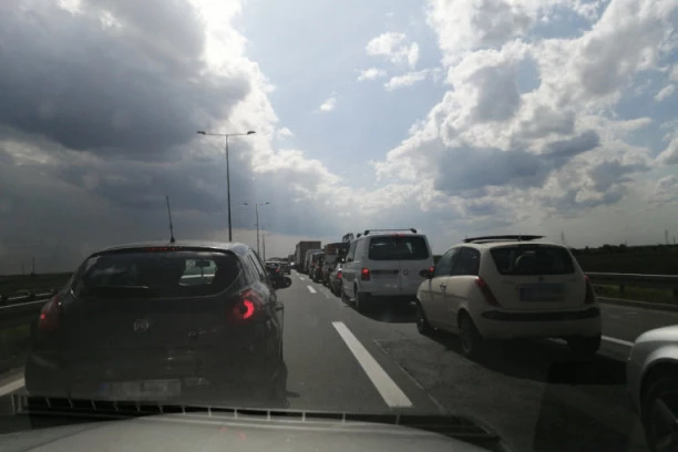 (VIDEO) KOLAPS U BEOGRADU! Gužve i na autoputevima, počela praznična euforija!