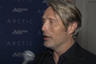 (FOTO) SLAVNI OSKAROVAC POJAVIO SE U DRESU JUGOSLAVIJE : Postao senzacija nakon slikanja na BUVLJAKU!