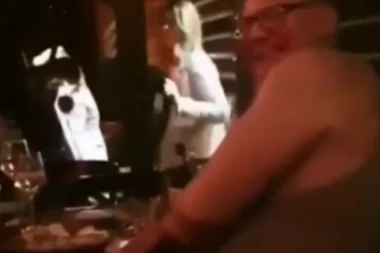 (VIDEO) JE*O JE JEŽA U LEĐA! U potkošulji sa piletinom pevao: "Oženjen sam, a ko momak živim", a onda mu je upala žena u kafanu