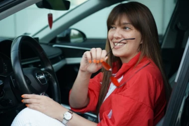 UDAJE SE KIJA KOCKAR!? Pevačica otkrila da STAJE na LUDI KAMEN sa OVIM POZNATIM GLUMCEM,  gore DRUŠTVENE MREŽE! (FOTO)