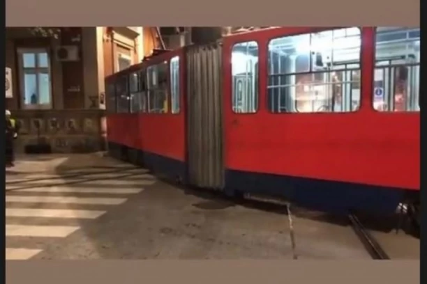 Tramvaj iskočio iz šina i udario u zgradu! Saobraćajna nezgoda u Dušanovoj ulici