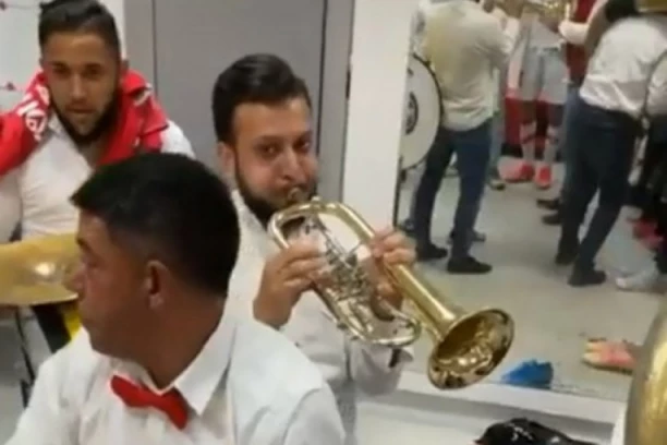 (VIDEO) ORI SE "MARAKANA": Trubači u svlačionici Crvene zvezde!